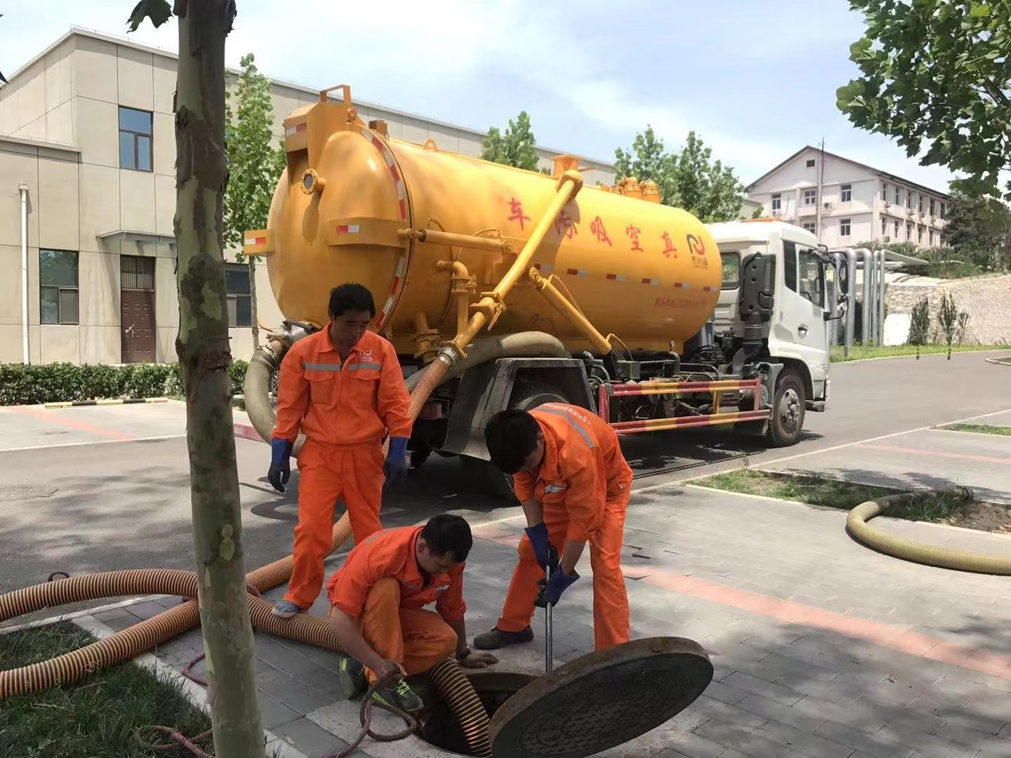 祁阳管道疏通车停在窨井附近