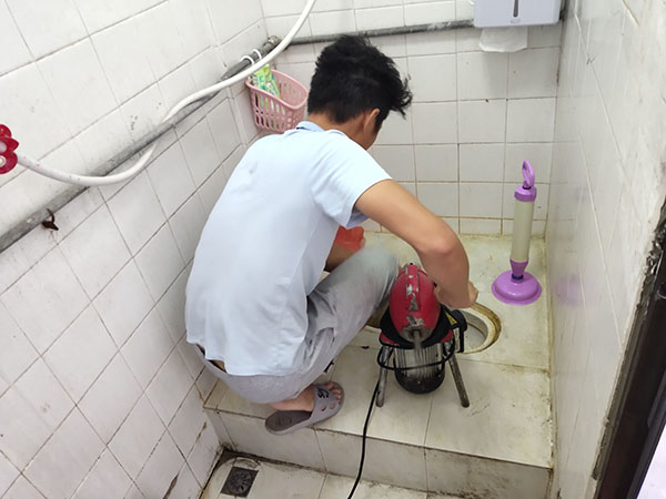 祁阳管道堵塞冒臭气 专业师傅现场解决问题